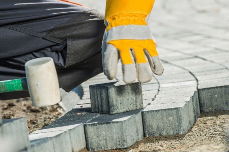 Letnia rewolucja na posesji? Sprawdź, jak samodzielnie ułożyć kostkę brukową przed domem